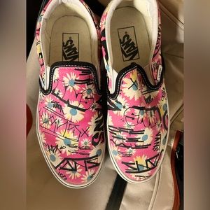 Like new pair of Vans women’s size 8 or Men’s size 6.5.